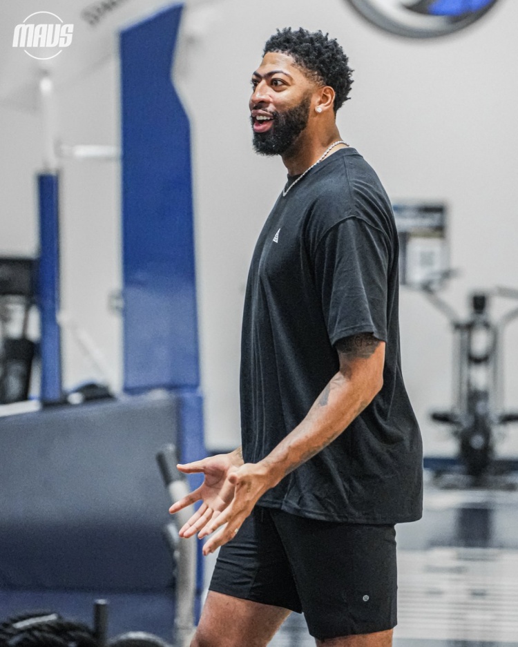 百家乐玩法-备战新赛季！独行侠官推晒球员训练照 浓眉领衔