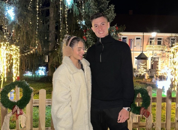 百家乐玩法-姐弟恋！太阳报介绍舍什科女友：相差5岁 她哥参加爱情岛一炮走红