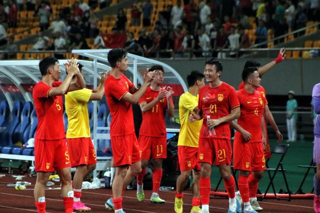 百家乐玩法-张威变身锋卫摇摆人踢回老本行：很意外但充满感激